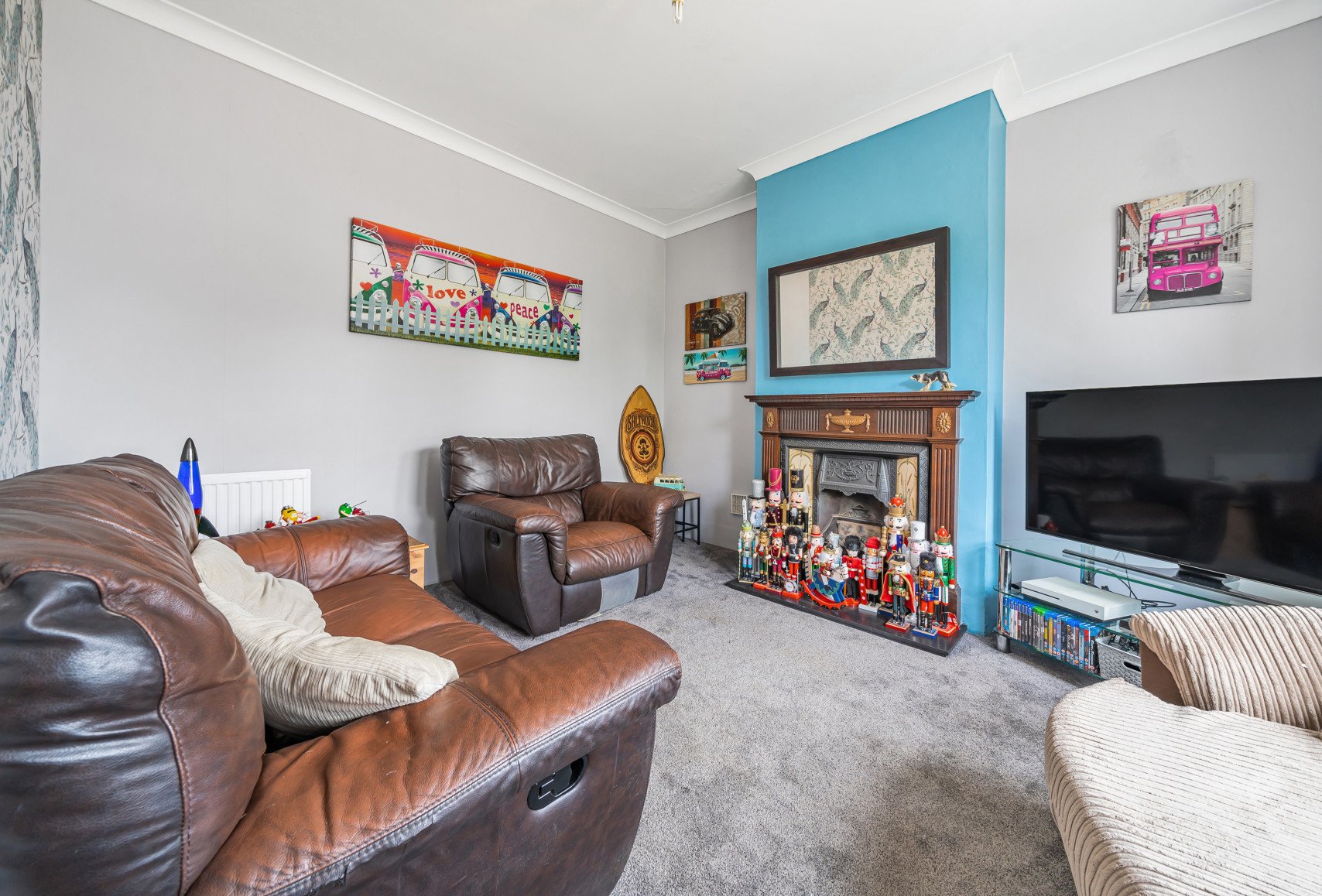 4+ bedroom house for sale in Redehall Road, Smallfield, Horley, Surrey