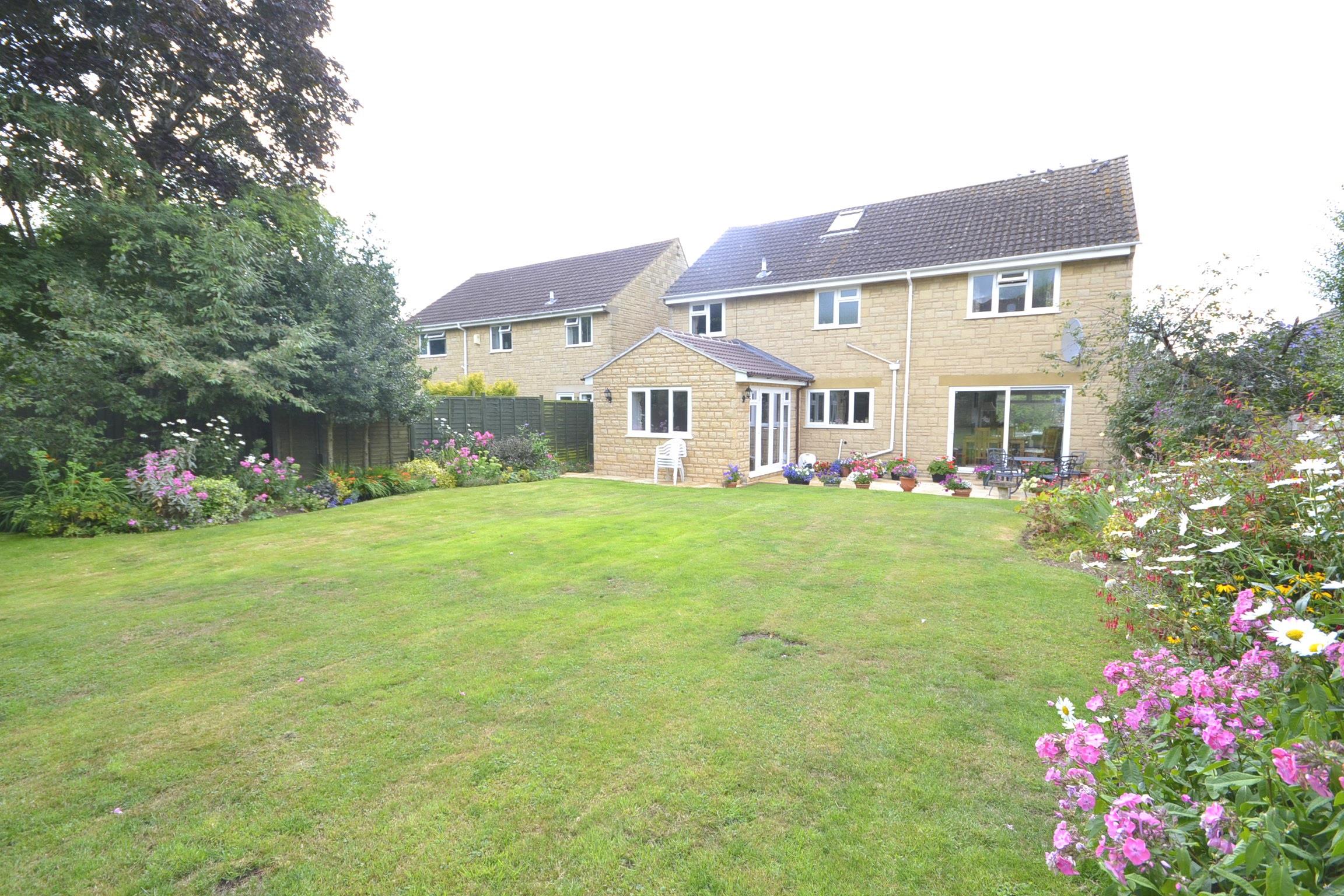 4+ bedroom house for sale in Ratcliff Lawns, Southam, Cheltenham