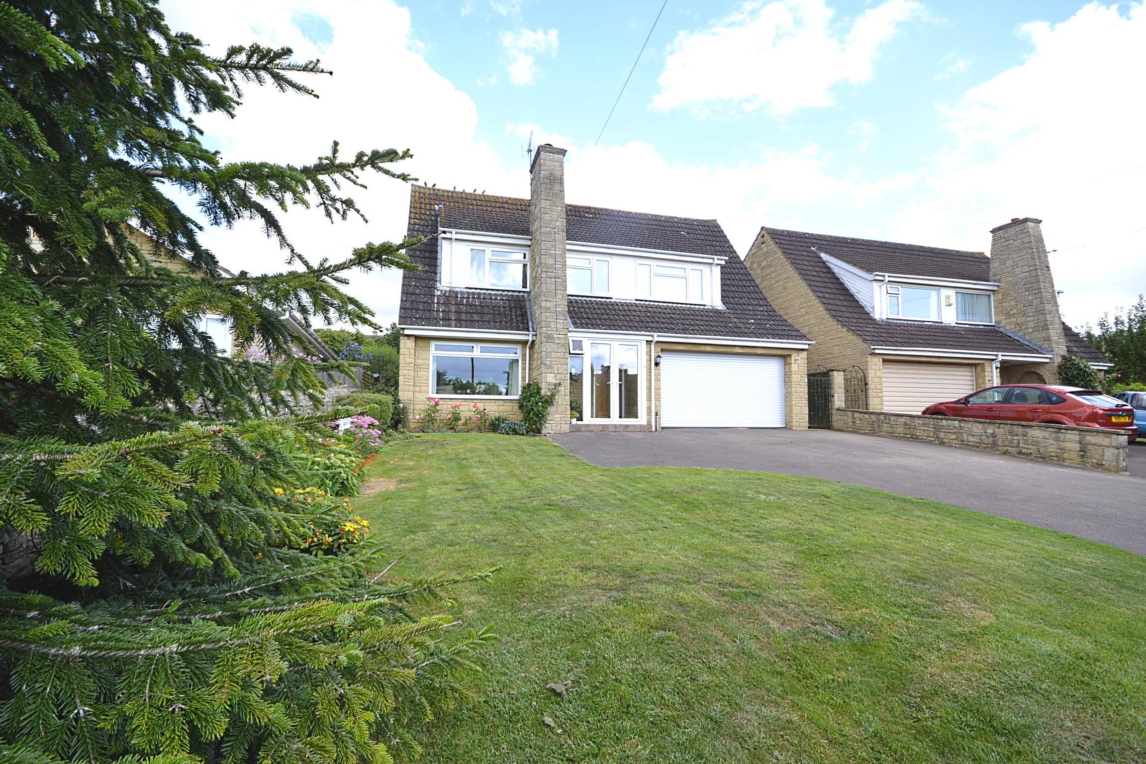 4+ bedroom house for sale in Ratcliff Lawns, Southam, Cheltenham